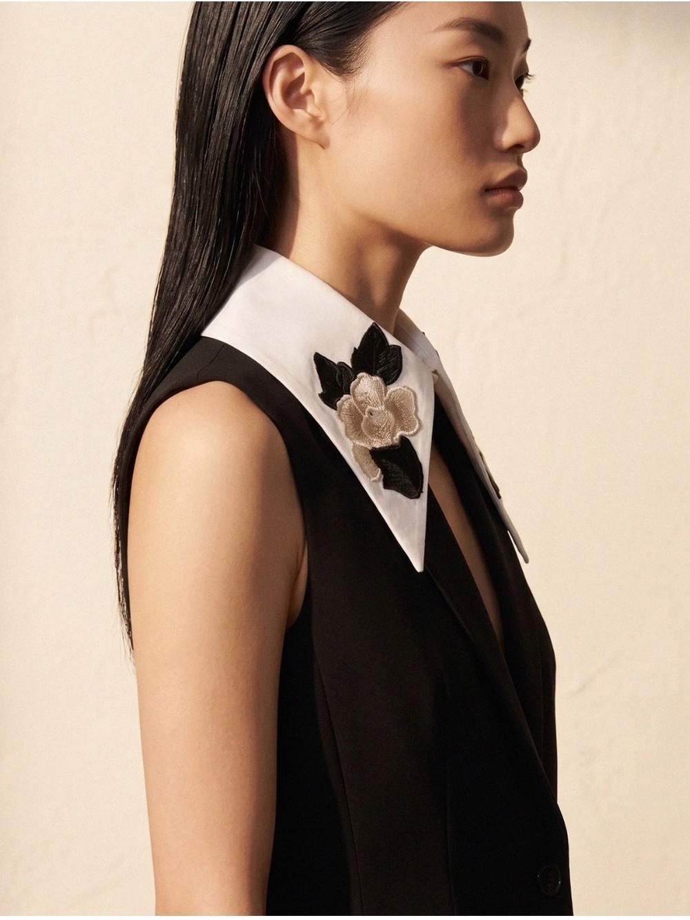 Denise Collar
Limited Edition Embroidered Floral Collar - Picture 2 of 4